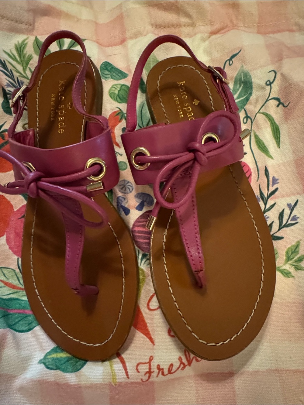 kate spade fuchsia leather bow thong sandals with gold eyelets